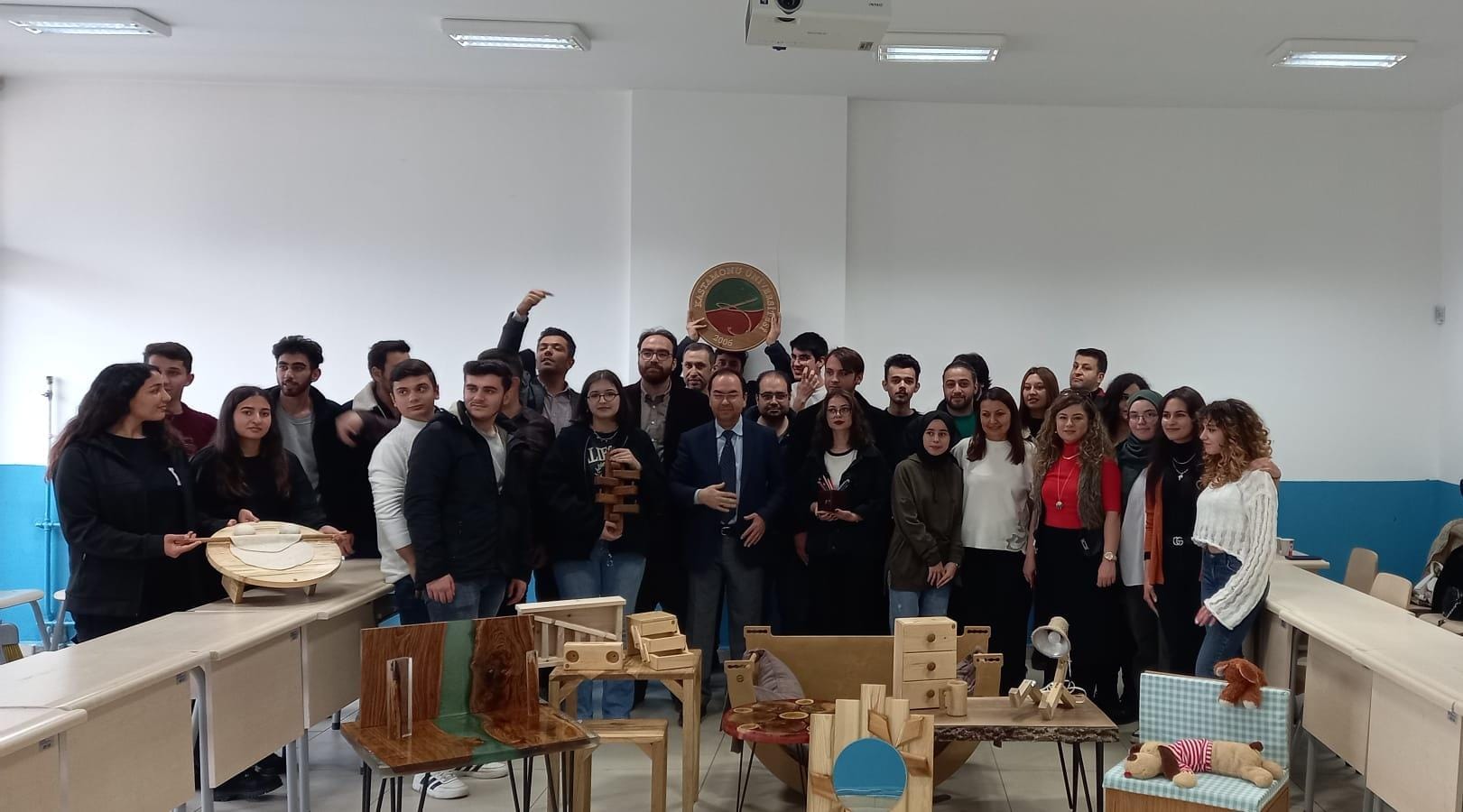Fakültemiz Orman Endüstri Mühendisliği Bölümü Öğrencilerimizin Tasarladıkları Ürünler Sergilendi
